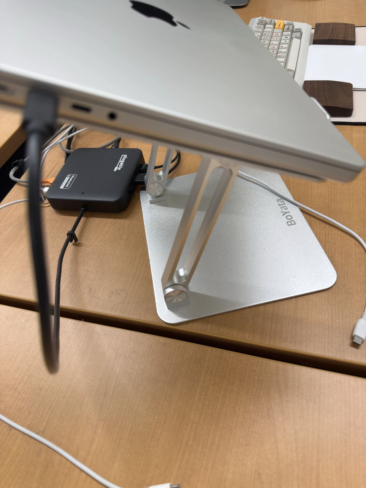 デスク上のPlugable製USB-Cドッキングステーション