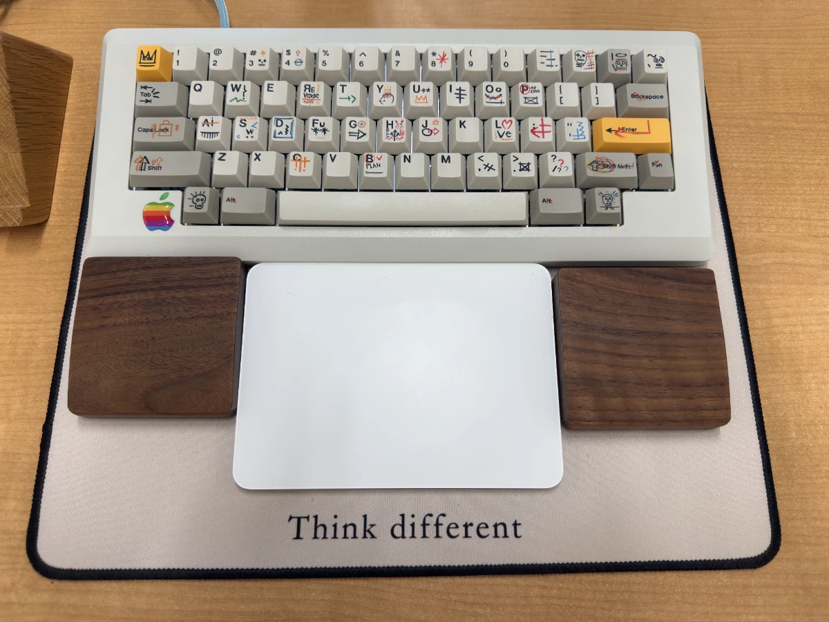 Doodlecaps Nakseoキーキャップを装着したM0110キーボード